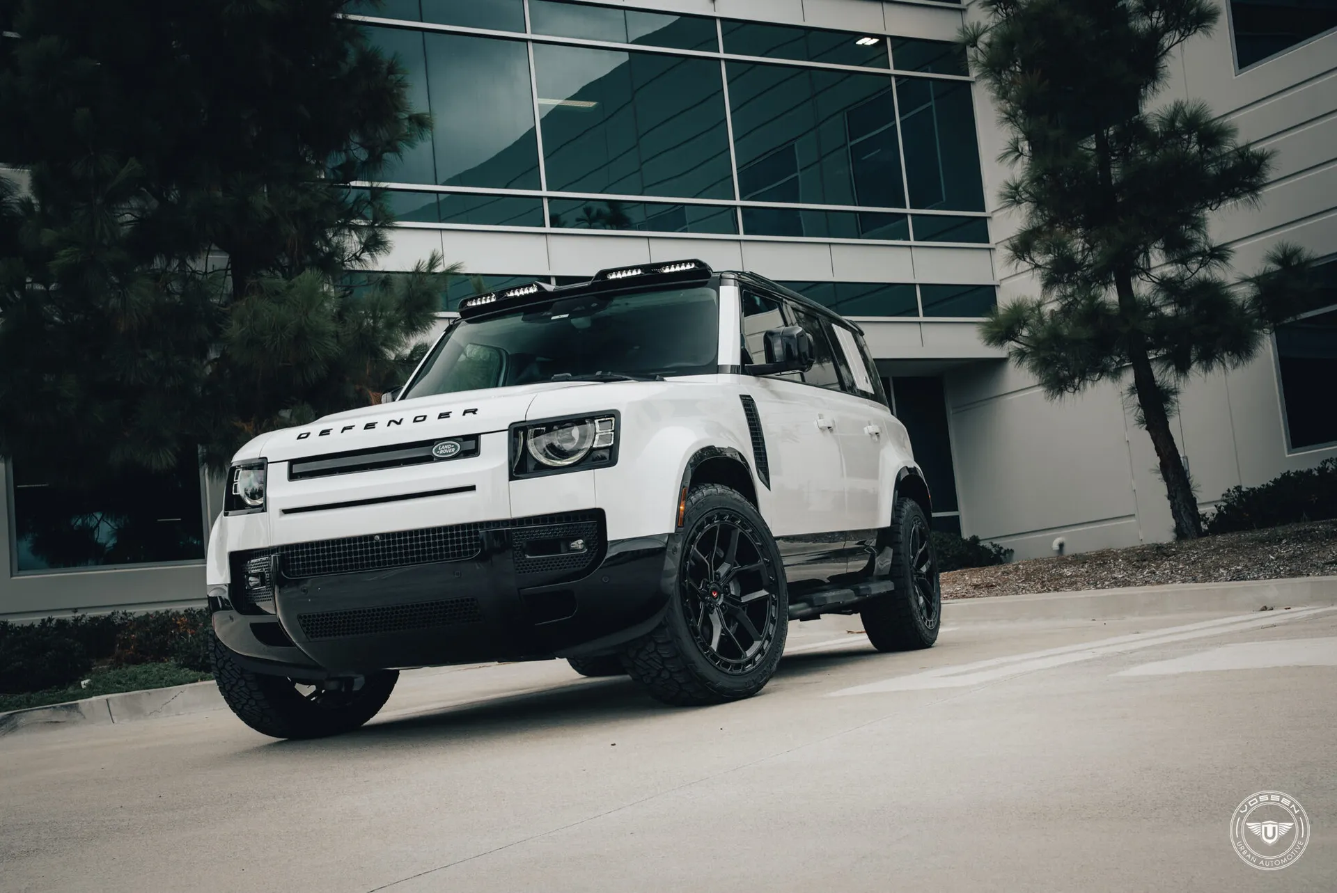 Land Rover Defender, 8