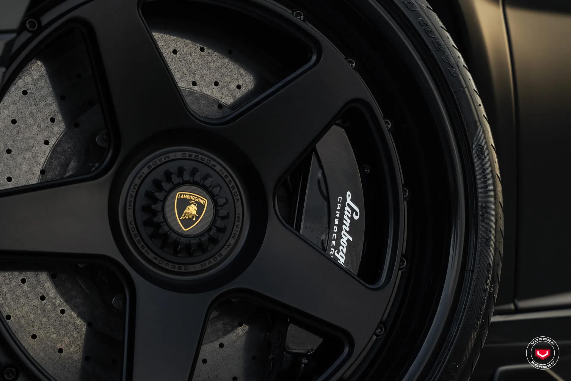 Lamborghini Aventador, 12