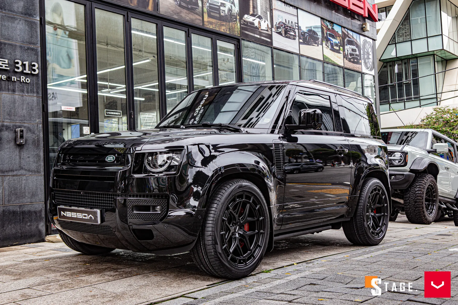 Land Rover Defender, 1