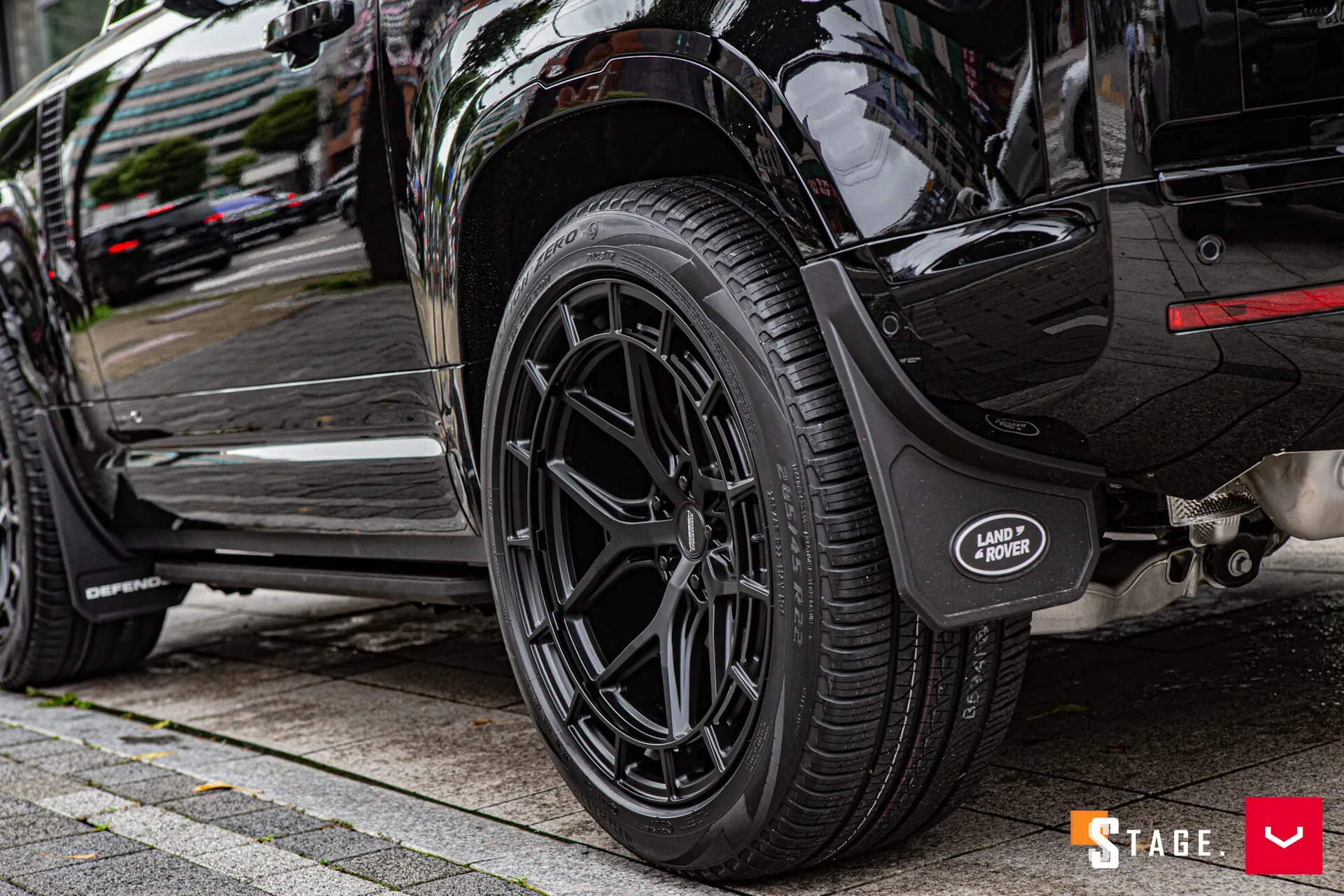 Land Rover Defender, 4