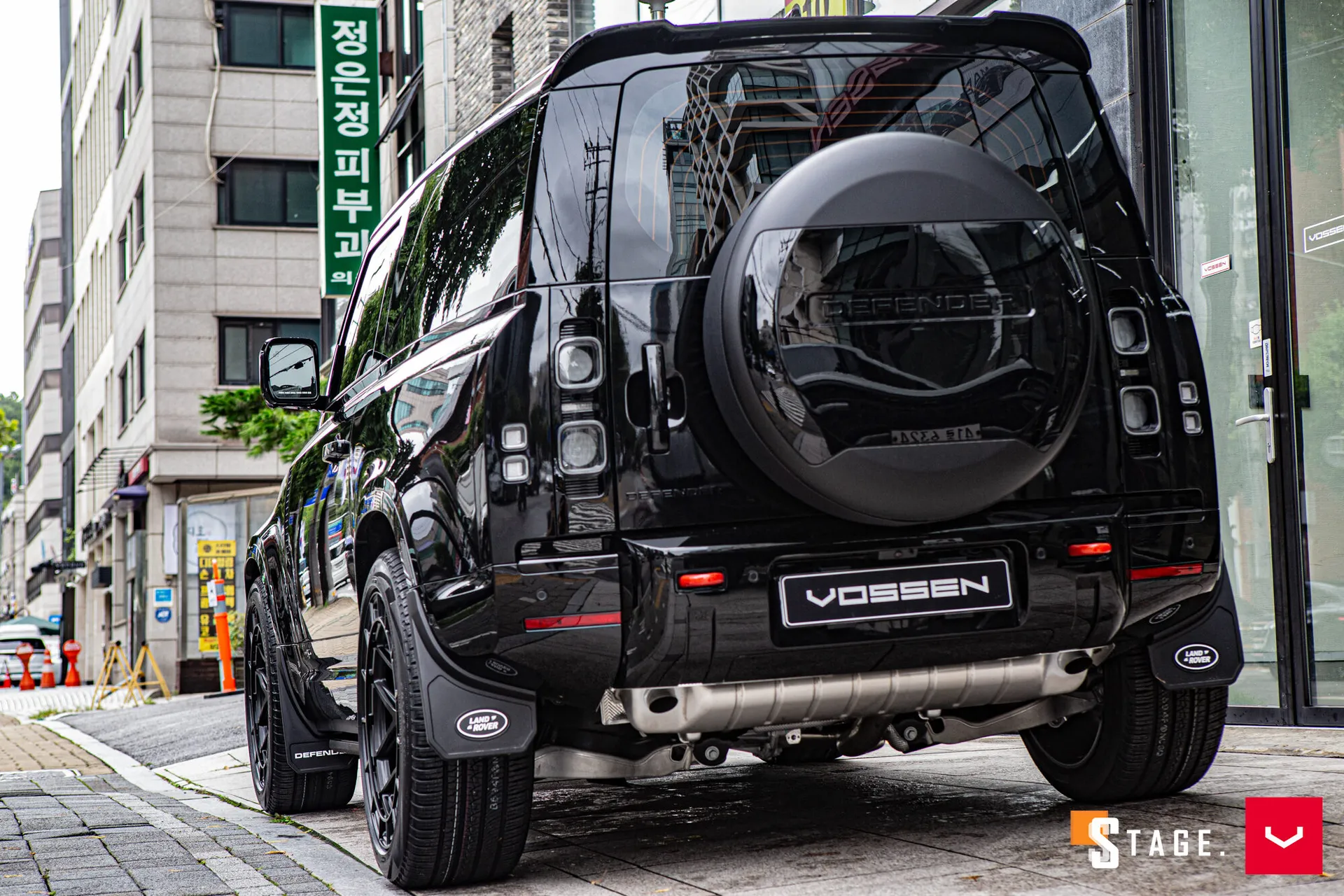 Land Rover Defender, 3