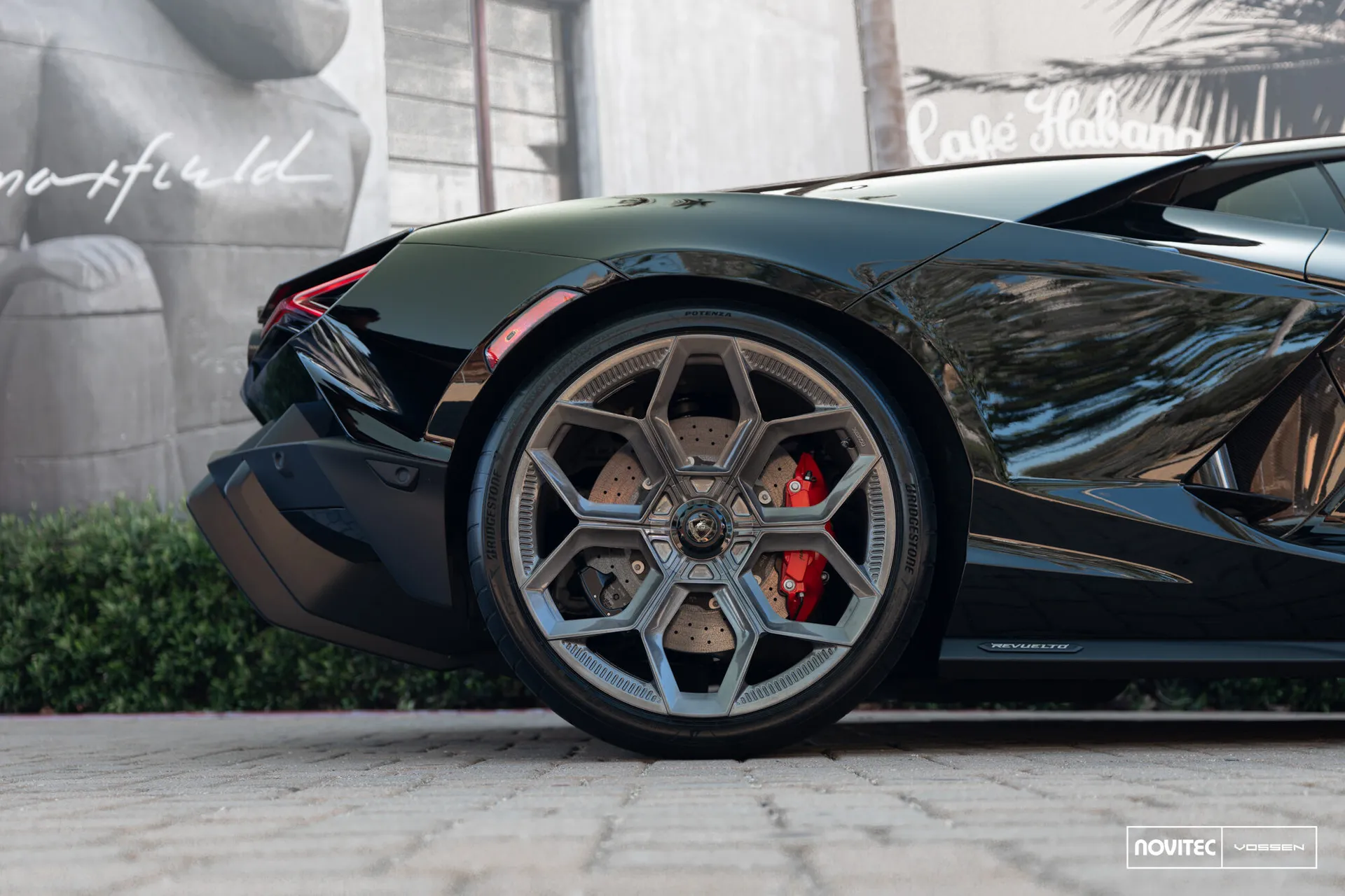 Lamborghini Revuelto, 12