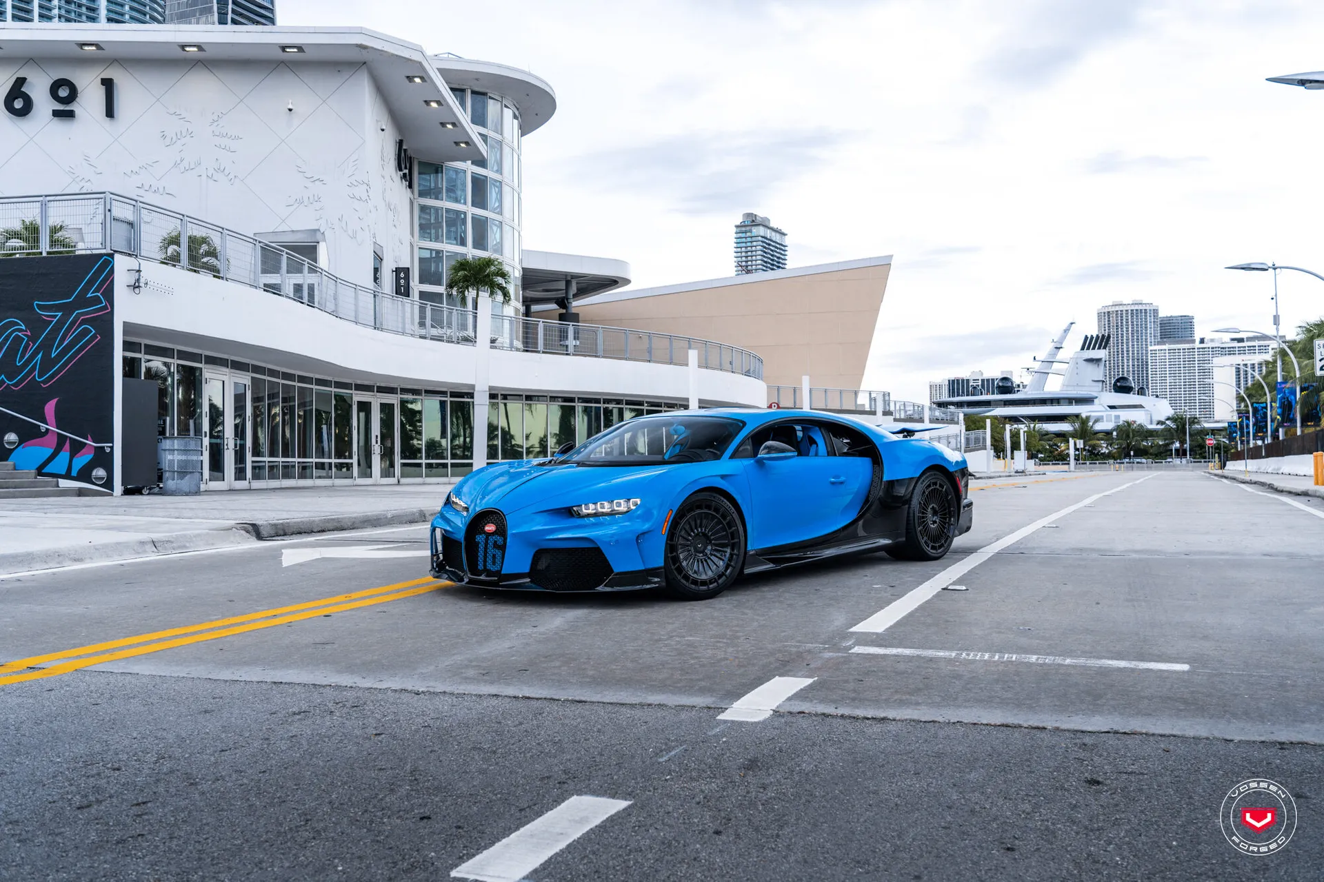 Bugatti Chiron, 18