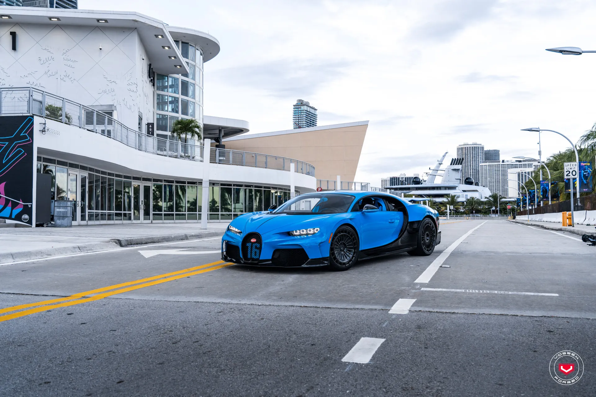 Bugatti Chiron, 19